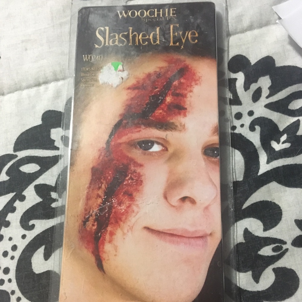 Special FX Slashed Eye Bloody Scar